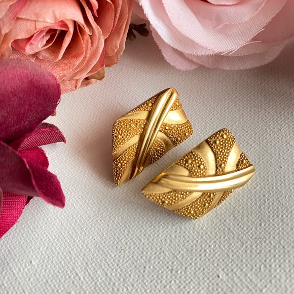 Vintage 80’s MONET Gold-tone Pierced Earrings - Picture 2 of 8